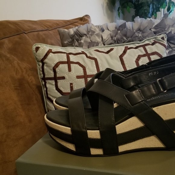 Antelope Wedge sandals in black - Picture 2 of 7